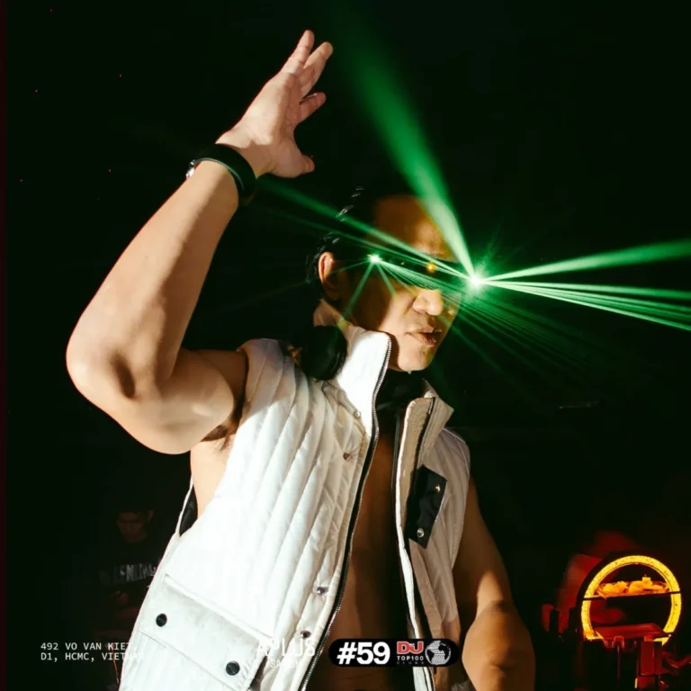 DJ biểu diễn với laser xanh